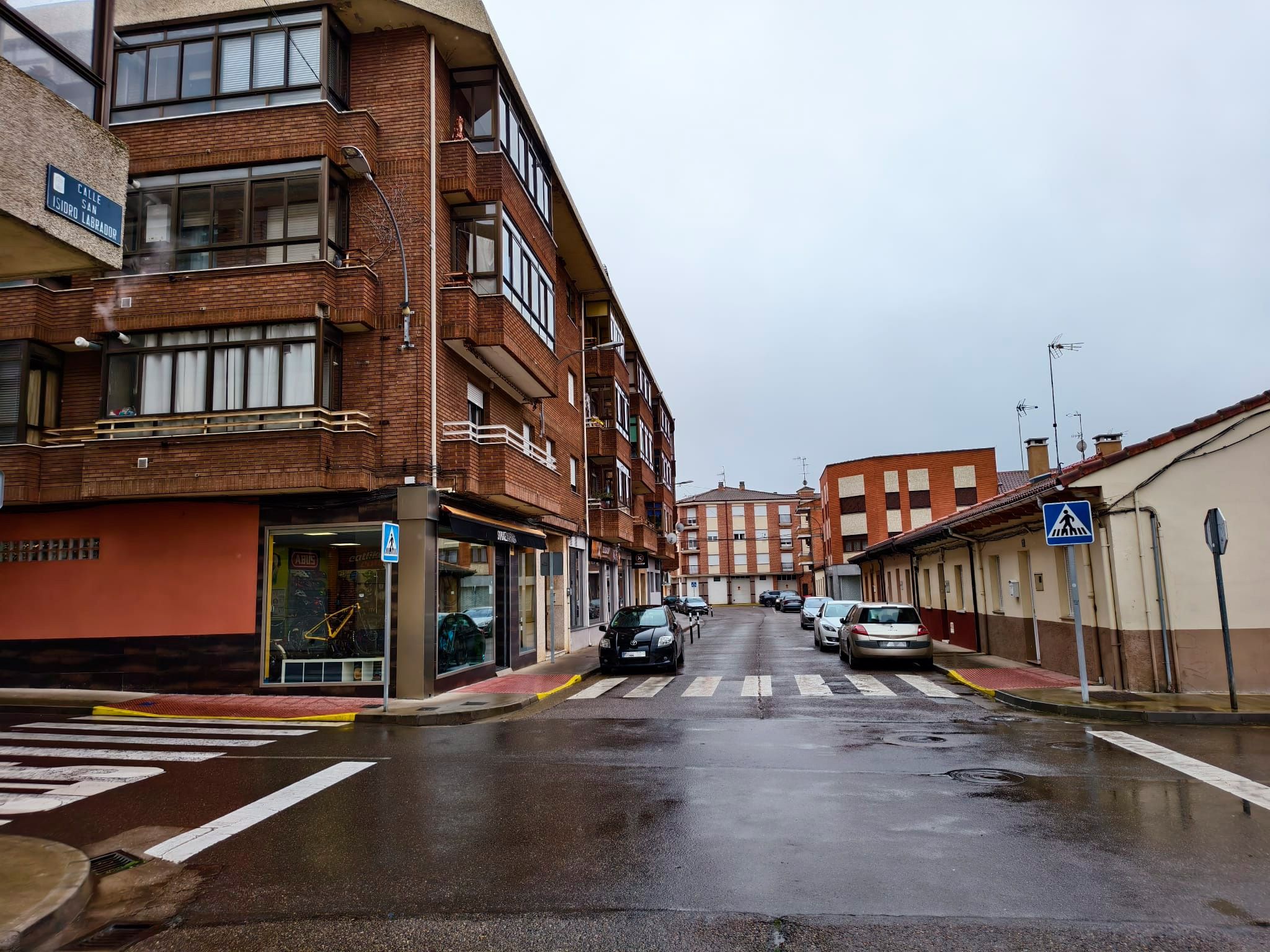 Calle San Isidro Labrador donde han aparecido varios coches pinchados. | ALEJANDRO RODRÍGUEZ