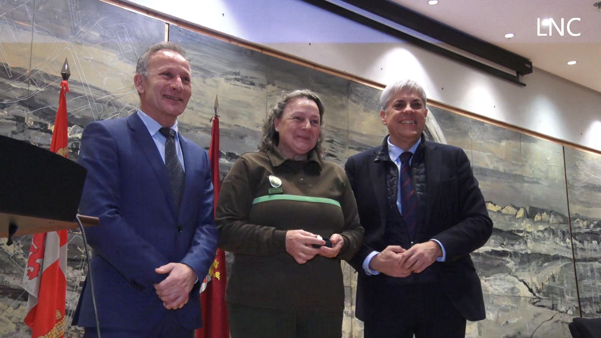 Eduardo Diego, delegado territorial de la Junta en Castilla y León, entregó a los empleados una insignia en reconocimiento de su trayectoria profesional. | L.PASTORIZA