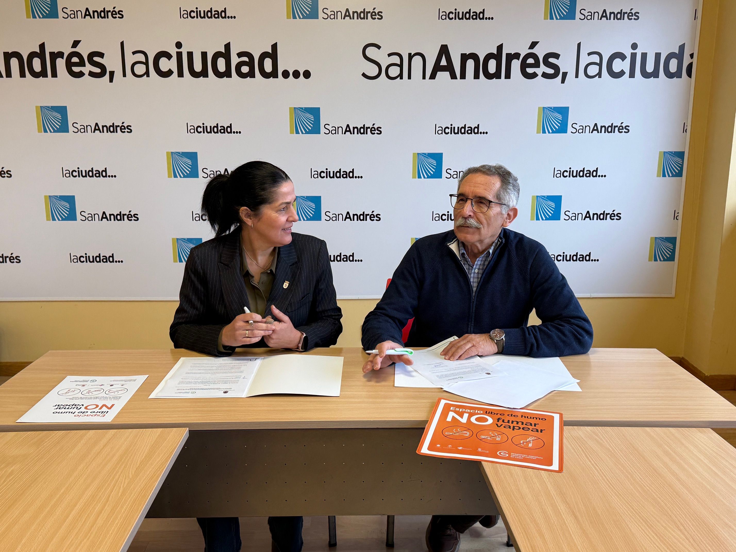 Firma del convenio entre la alcaldesa de San Andrés, Ana Caurel, y el presidente provincial de la Asociación Española Contra el Cáncer, Estanislao de Luis Calabuig. | L.N.C.