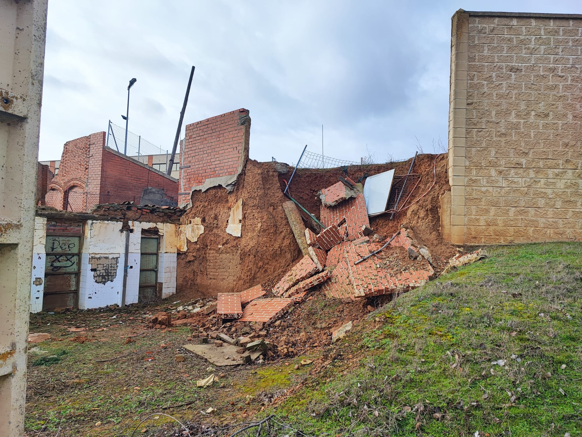 El derrumbe ha dejado una gran acumulación de escombros. | L.N.C.