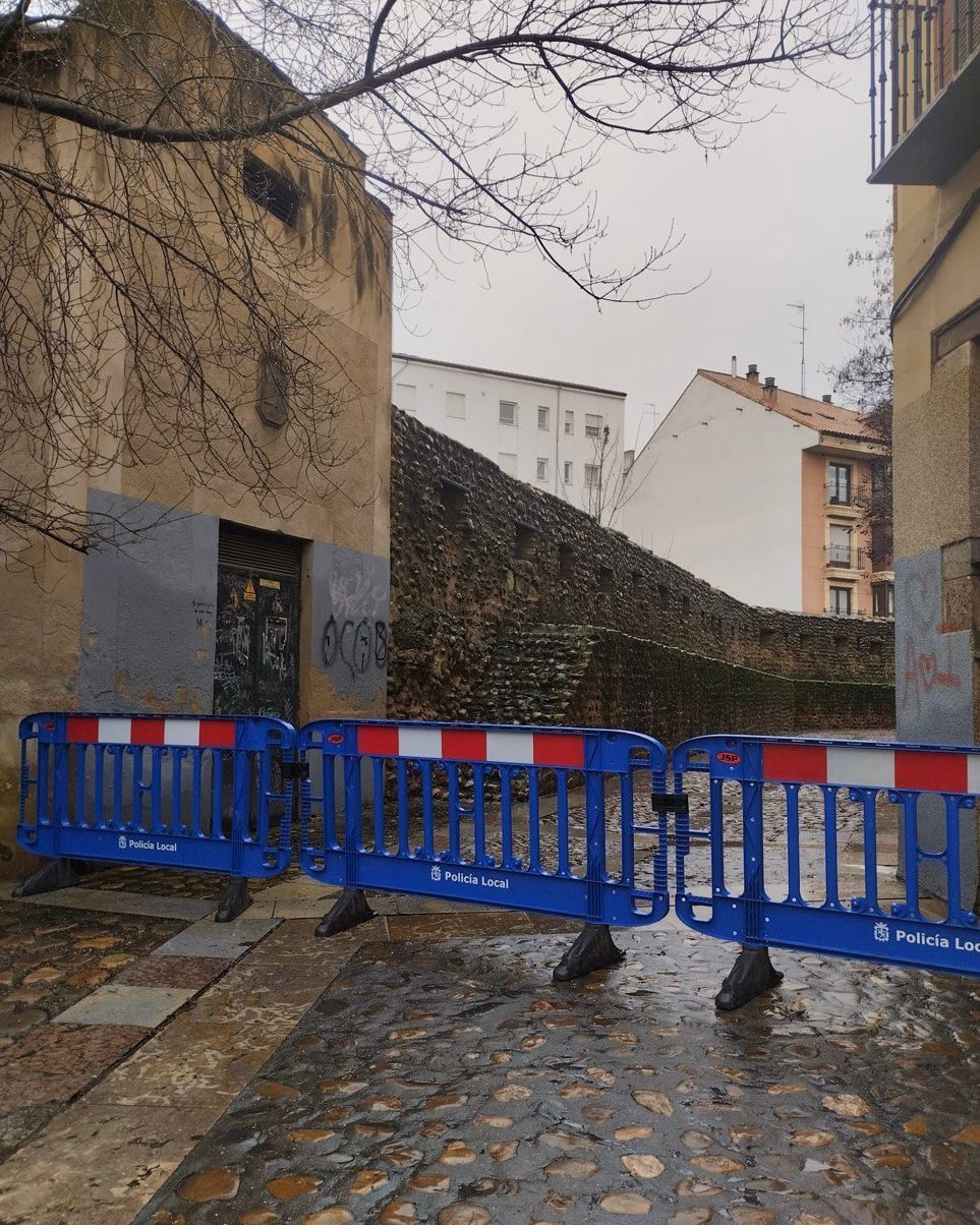 Imagen de la calle Las Cercas, cerrada al tránsito tras el derrumbe de una pared y ante la alerta meteorológica | L.N.C.