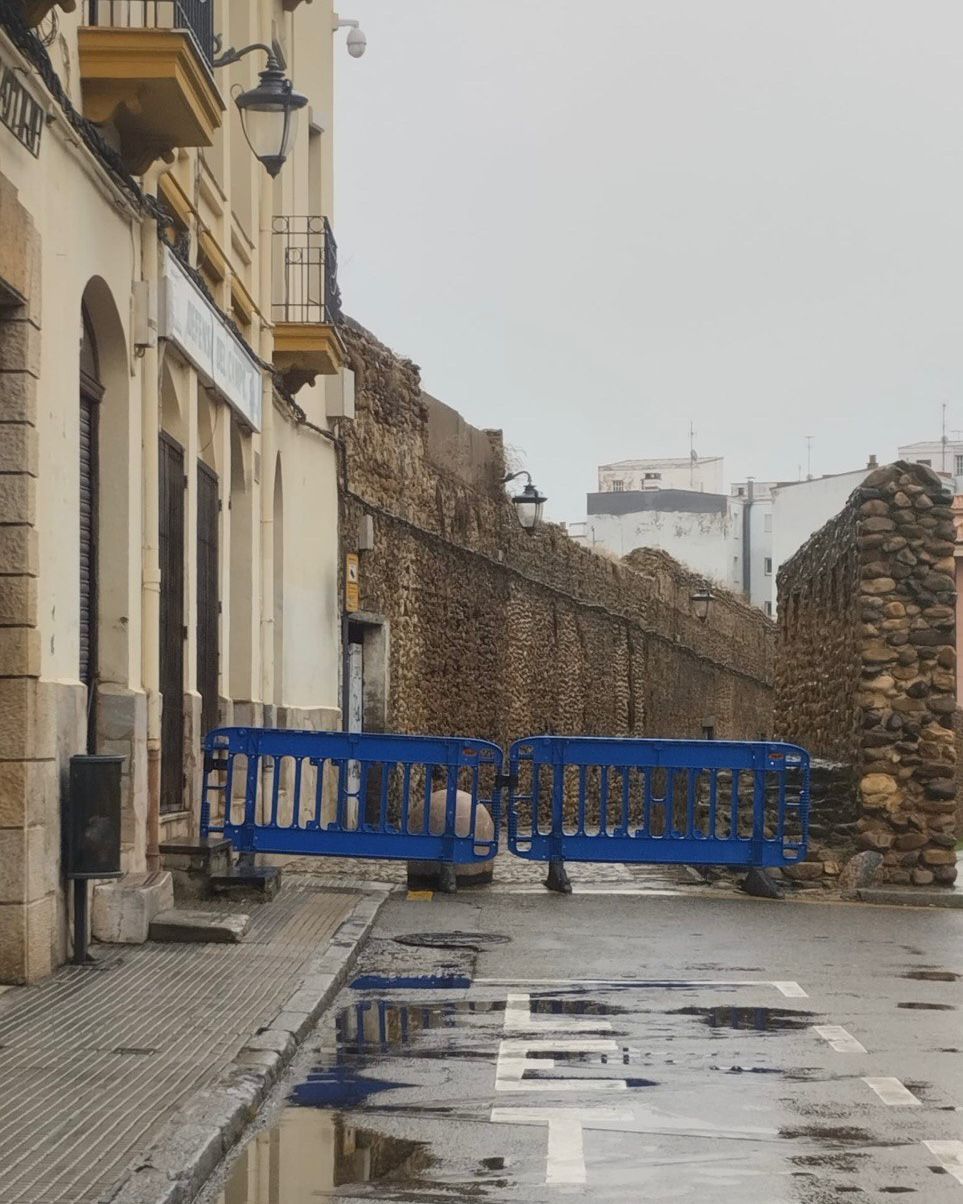 La calle Las Cercas, cortada al paso entre la plaza de San Francisco y Puerta Moneda por motivos de seguridad. La calle Las Cercas, cortada al paso entre la plaza de San Francisco y Puerta Moneda por motivos de seguridad.