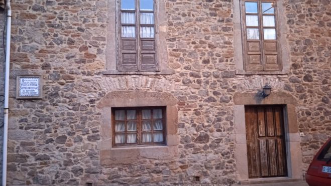 Fachada de la primera escuela que tuvo en Miranda de Avilés Fachada de la primera escuela que tuvo en Miranda de Avilés