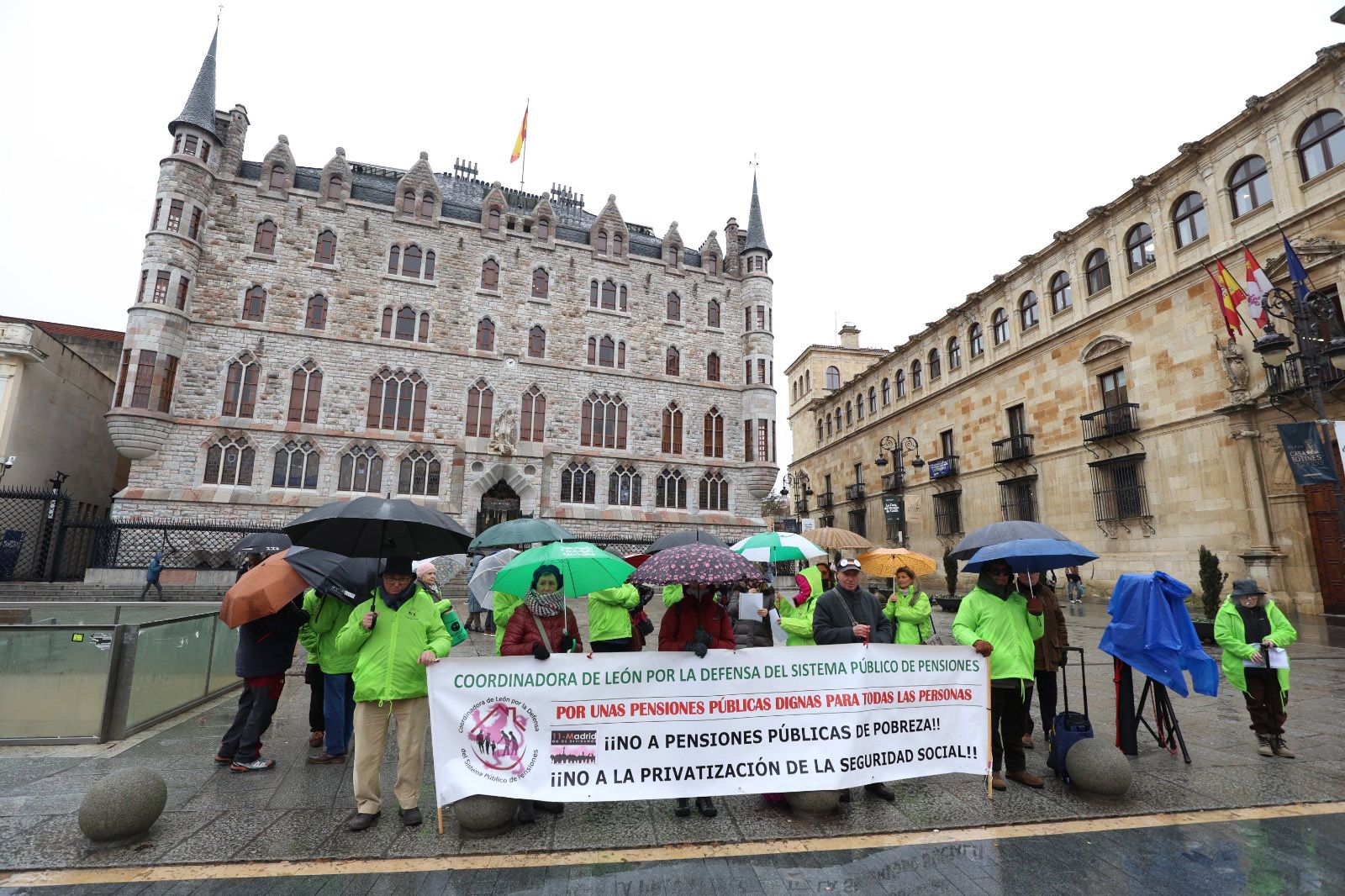 La Coordinadora Leonesa de Pensionistas celebró este lunes una concentración frente al edificio de Botines. | FERNANDO OTERO