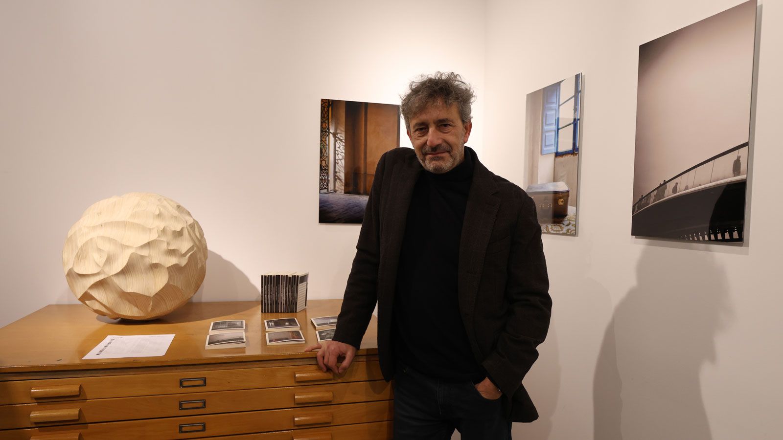 El fotógrafo José Ramón Vega en la inauguración de 'La belleza' en la galería leonesa Ármaga. | FERNANDO OTERO