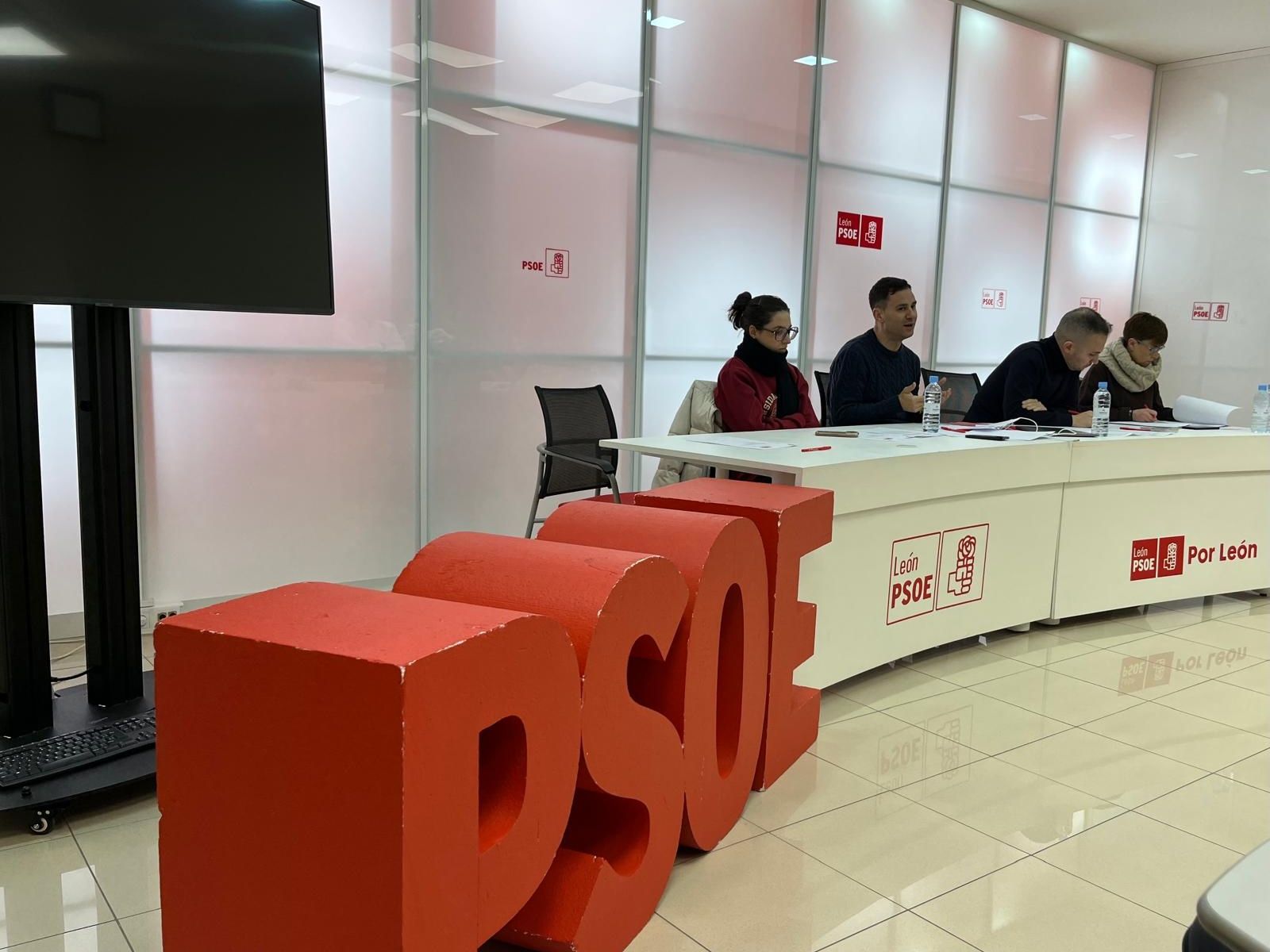 El secretario general del PSOE de León, Javier Alfonso Cendón, junto a otros miembros del partido, en un encuentro con el Comité Electoral provincial | L.N.C.