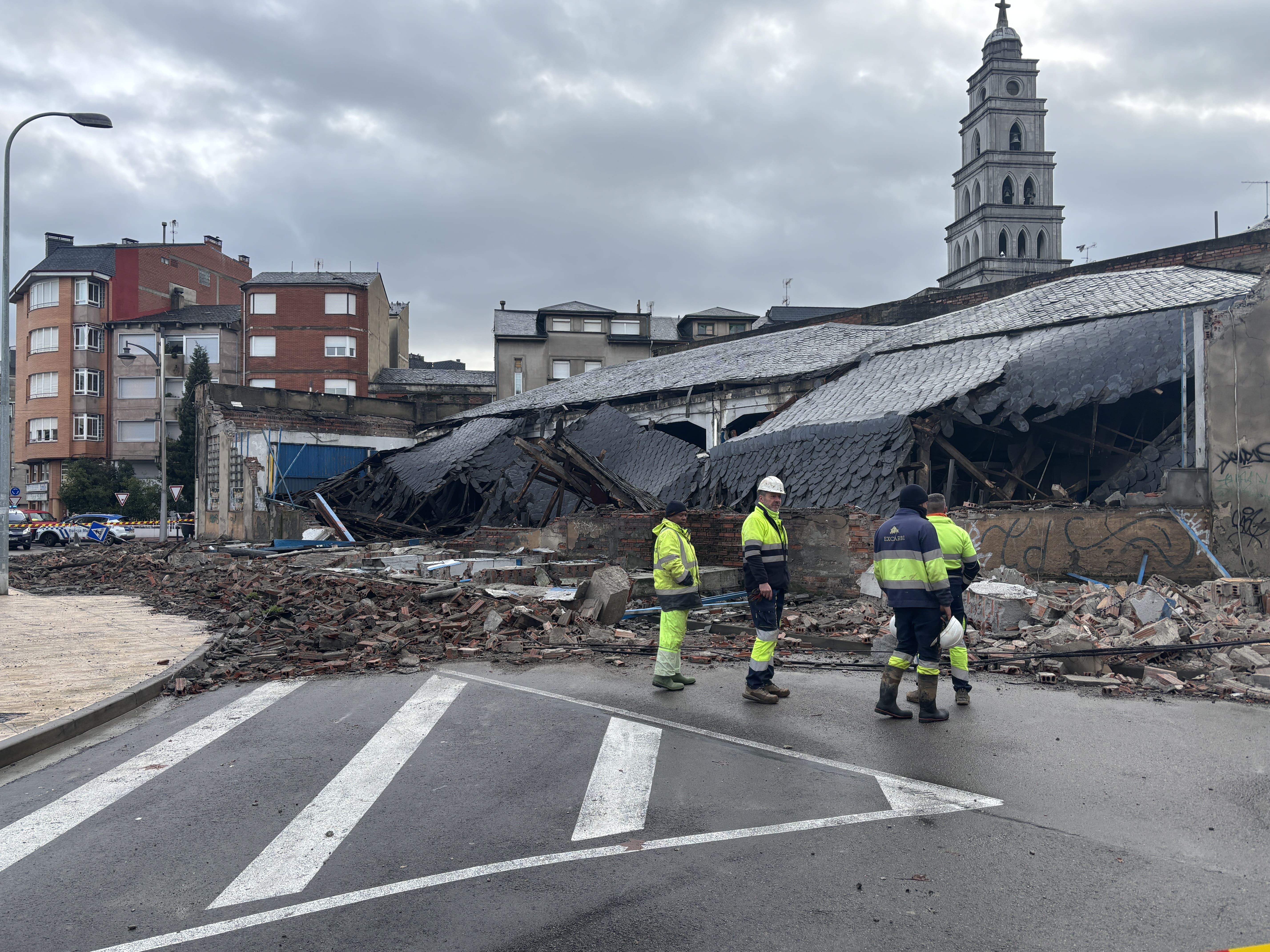Derrumbe en el antiguo garaje que afectó a seis vehículos. | JAVIER FERNÁNDEZ
