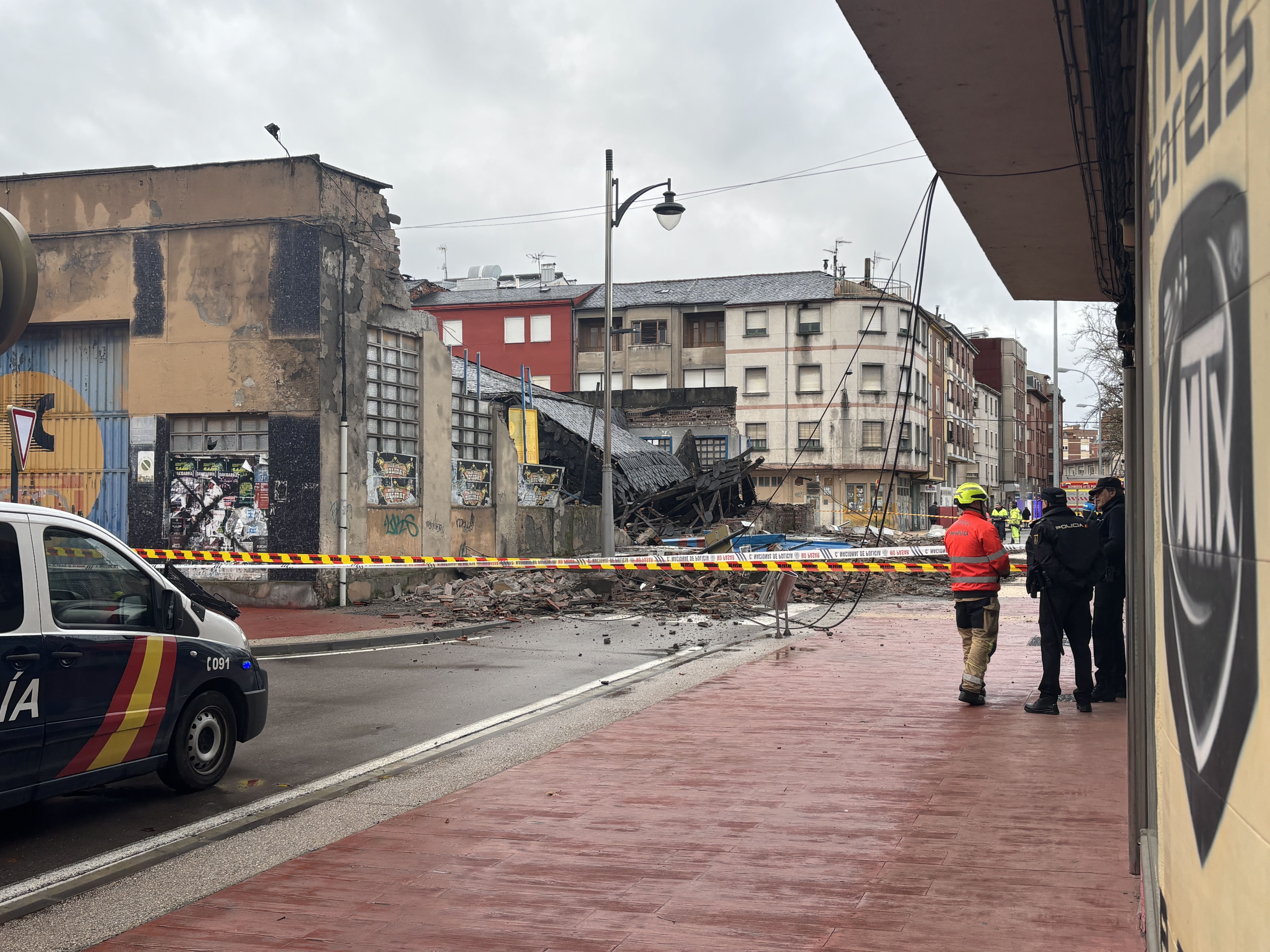 Derrumbe en el antiguo garaje que afectó a seis vehículos. | JAVIER FERNÁNDEZ