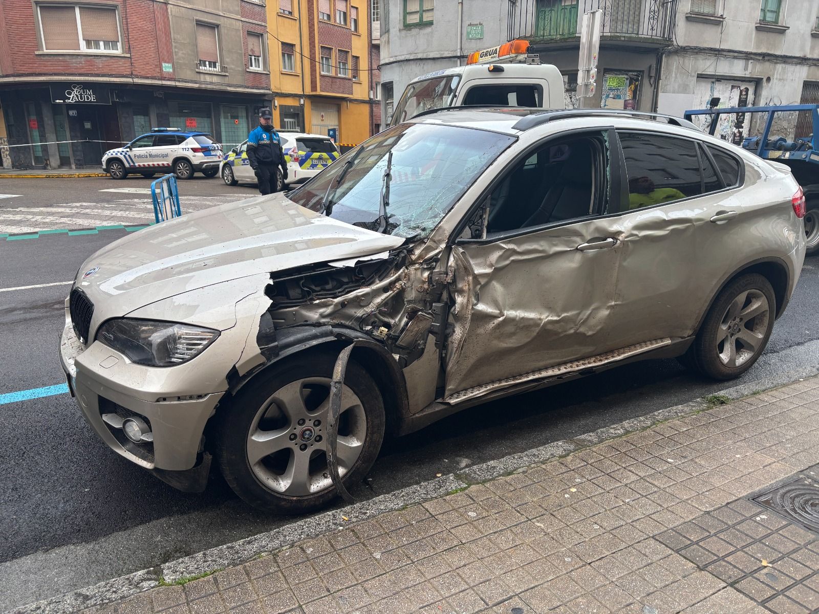 Derrumbe en el antiguo garaje que afectó a seis vehículos. | JAVIER FERNÁNDEZ
