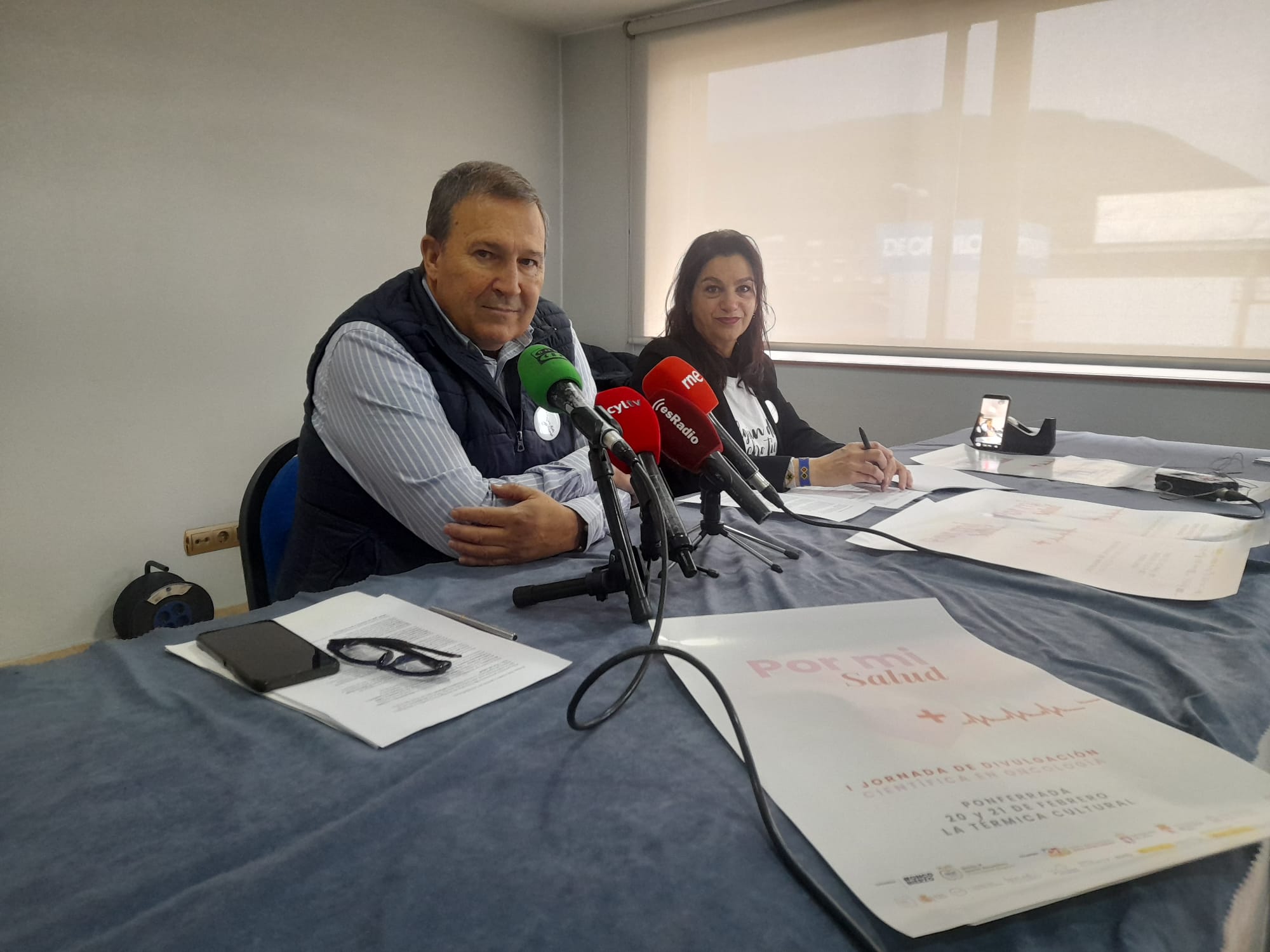 Gago y Arias, dos miembros de la directiva de Oncobierzo dando a conocer la nueva iniciativa. | MAR IGLESIAS