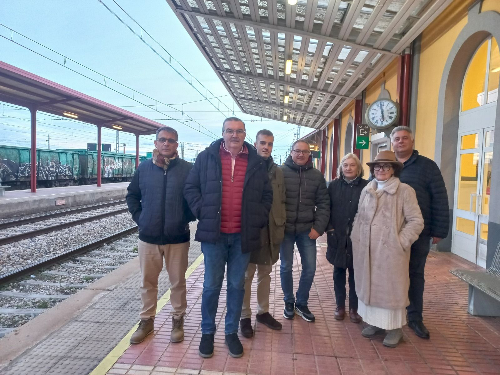 Representantes de UPL Astorga junto a Roberto Aller en la estación de tren de la ciudad astorgana. | L.N.C.