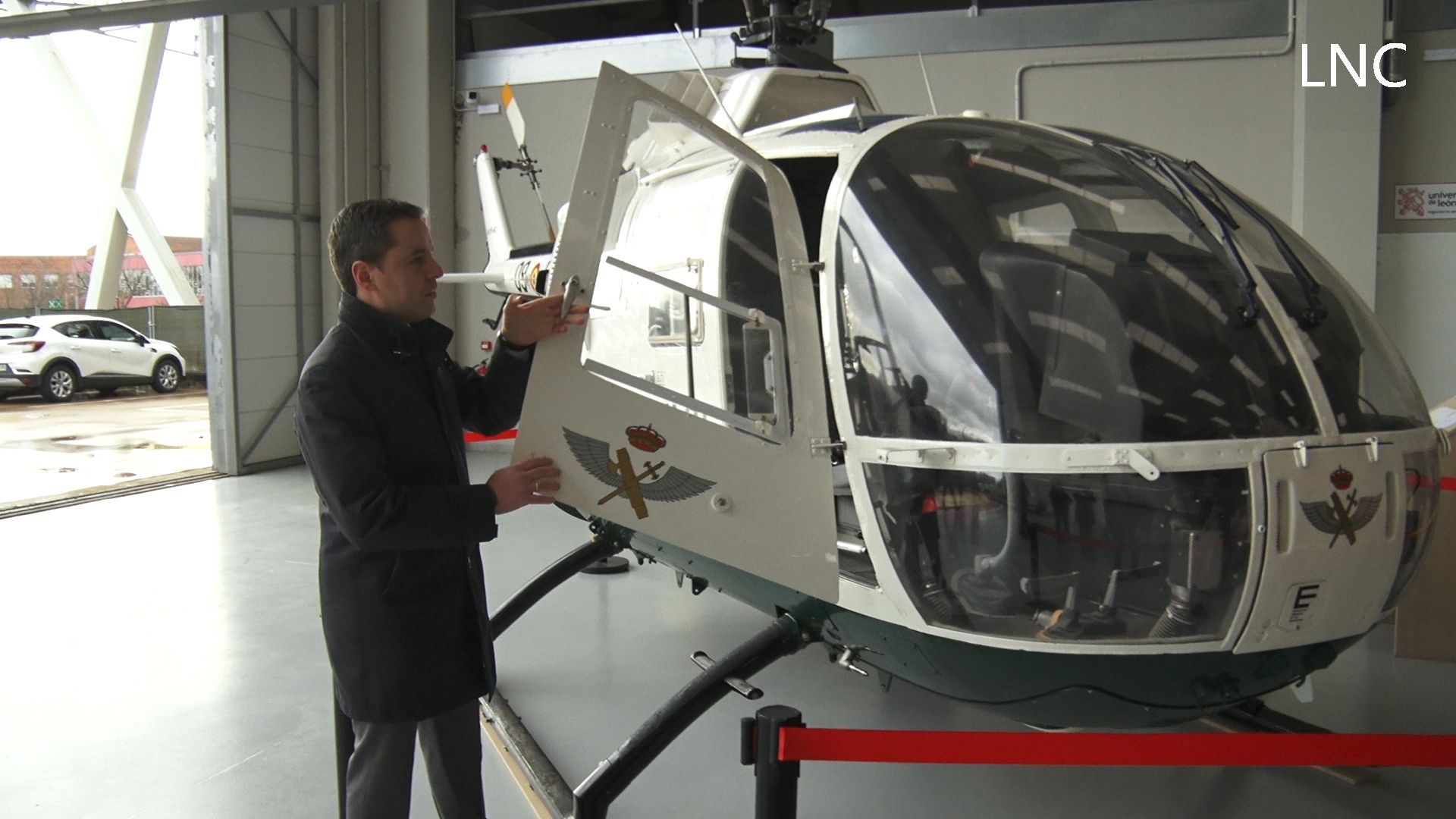 El BO-105 es un helicóptero versátil y robusto que, desde este martes, ya forma parte de los recursos docentes de la Universidad de León. | L.PASTORIZA El BO-105 es un helicóptero versátil y robusto que, desde este martes, ya forma parte de los recursos docentes de la Universidad de León. | L.PASTORIZA