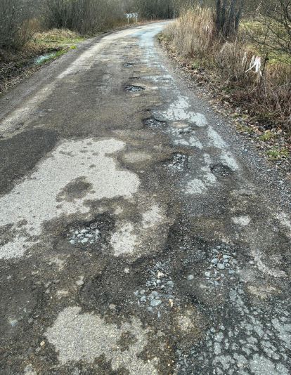 Vecinos y usuarios denuncian el mal estado de la carretera entre Sotillos y Gradefes.(1)
