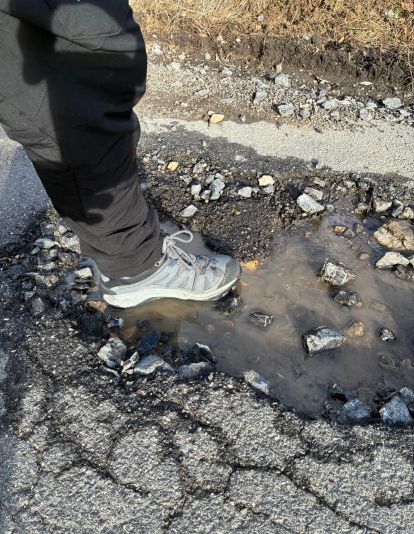 Vecinos y usuarios denuncian el mal estado de la carretera entre Sotillos y Gradefes.(2)