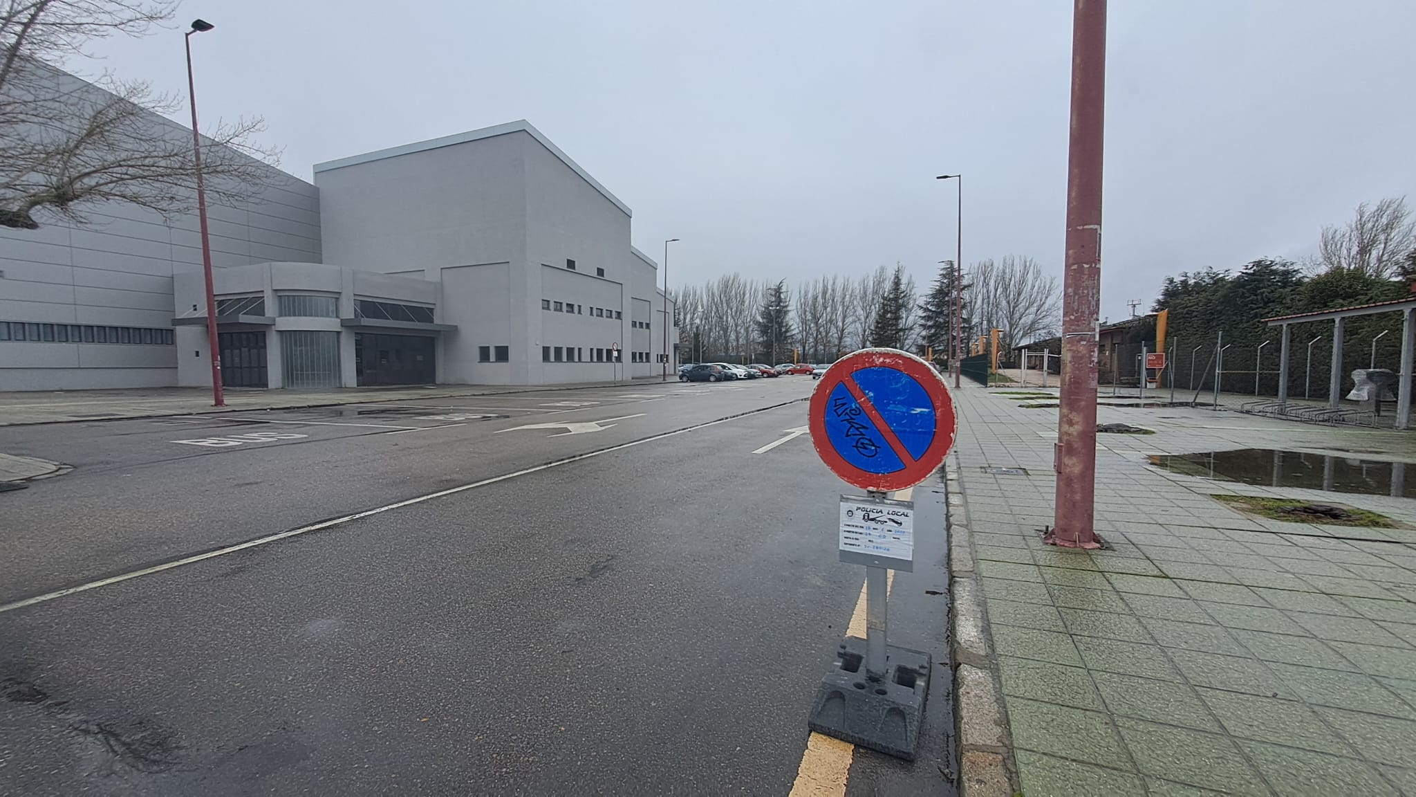 Prohibición de aparcar desde este miércoles por la noche en el aparcamiento del Palacio de Deportes, además del trasero del Reino de León. | DAVID IGLESIAS Prohibición de aparcar desde este miércoles por la noche en el aparcamiento del Palacio de Deportes, además del trasero del Reino de León. | DAVID IGLESIAS