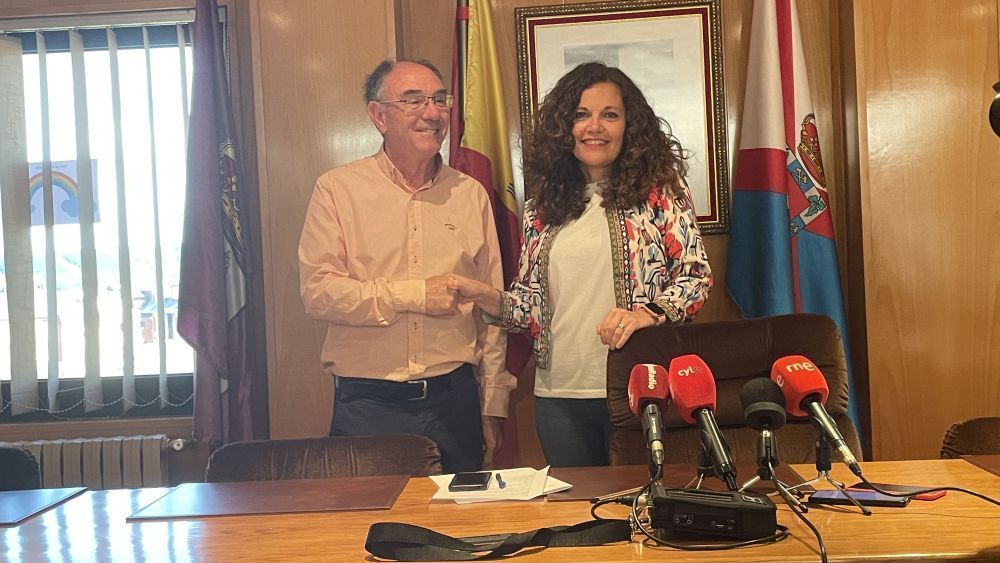 Sigifredo Benavides (UPL) y Silvia Cao (PSOE) encabezan el gobierno de Bembibre. | JAVIER FERNÁNDEZ
