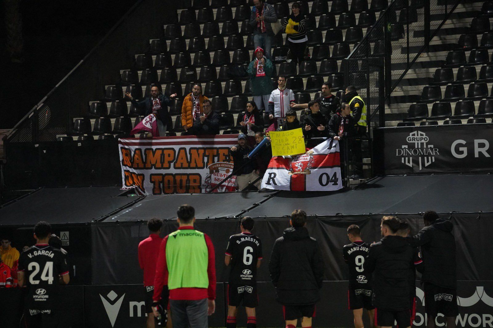 Los aficionados de la Cultural aplauden a los jugadores que se acercaron a la conclusión del encuentro en Ceuta. | CYD