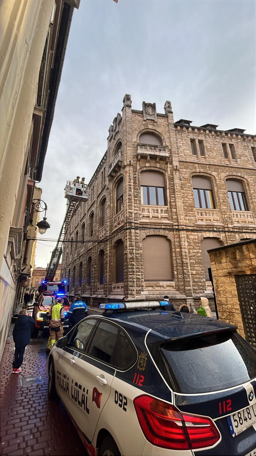 Bomberos de León intervienen en la fachada de la antigua sede de Correos, frente a la Catedral, tras la caída de cascotes provocada por el fuerte viento | L.N.C.