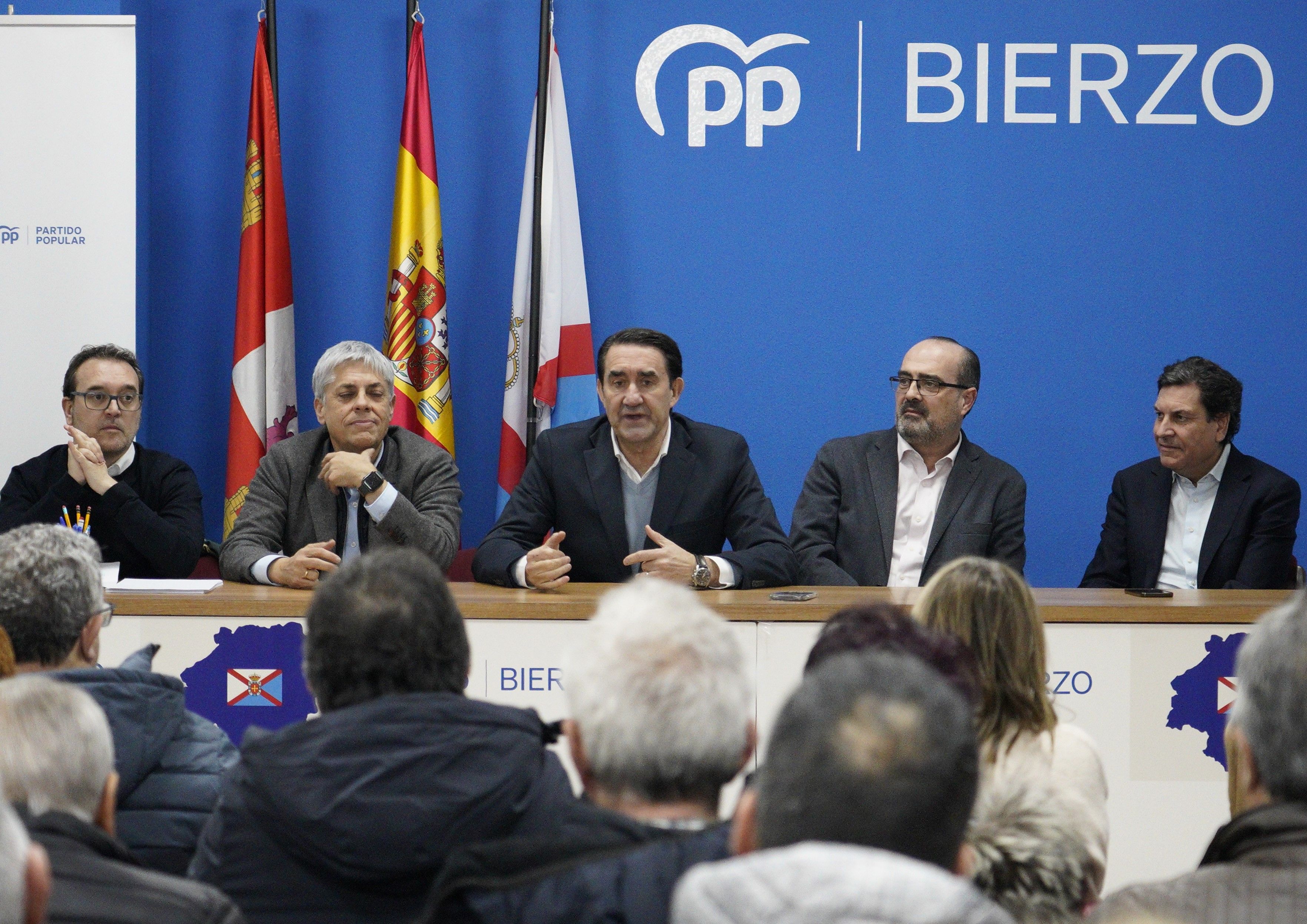 Reunión de Suárez Quiñones y Carriedo con alcaldes y militantes bercianos. | ICAL