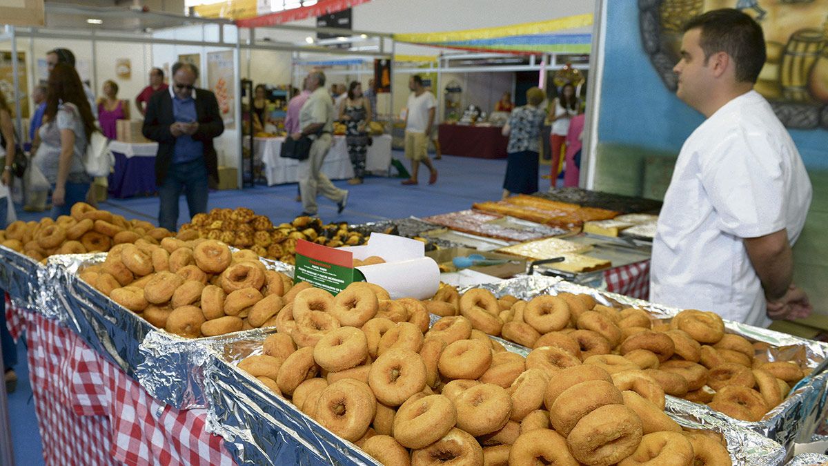 Uno de los expositores de la Feria del Dulce de Benavides de Órbigo, que tuvo a los productos dulces como hilo conductor.  | MAURICIO PEÑA