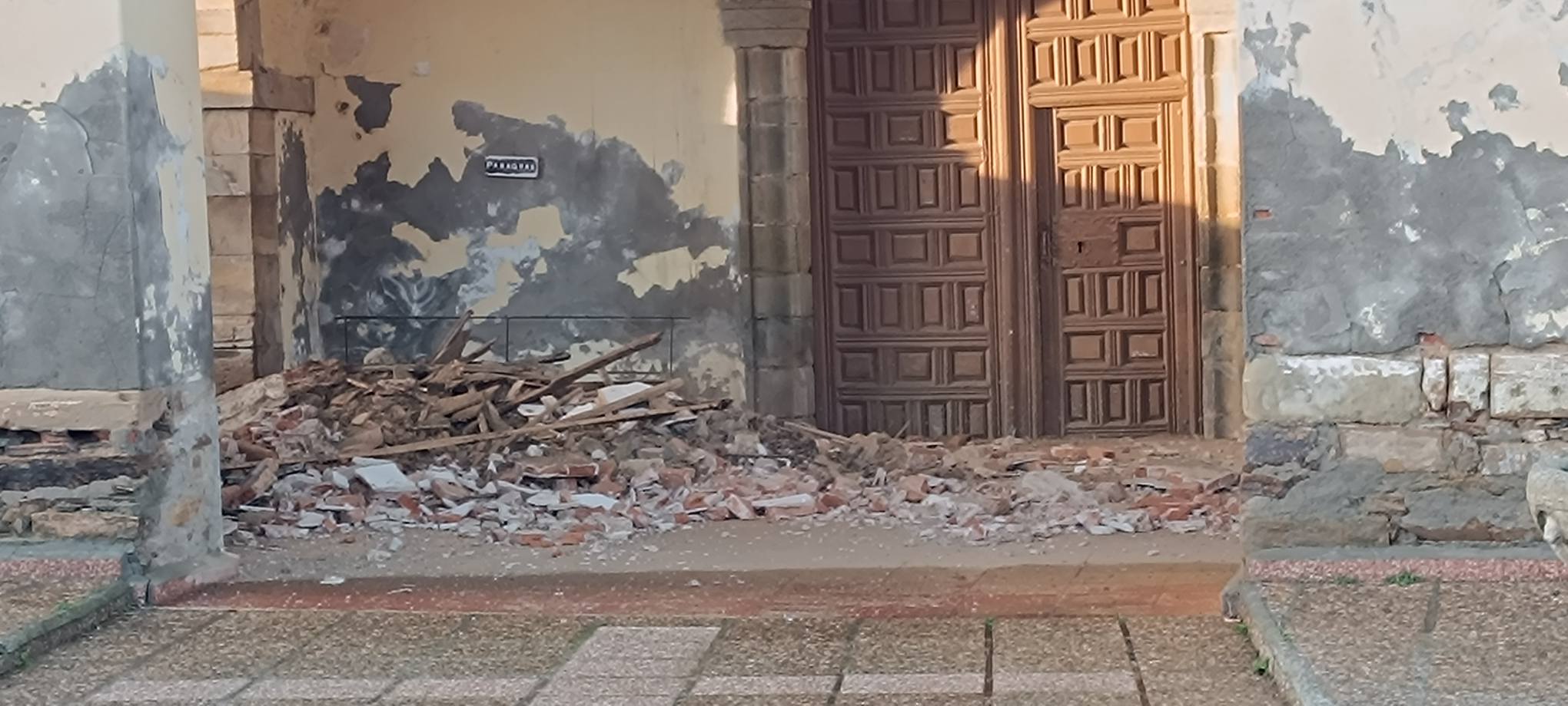 Acumulación de los escombros tras las caída del tejado del pórtico. | L.N.C.