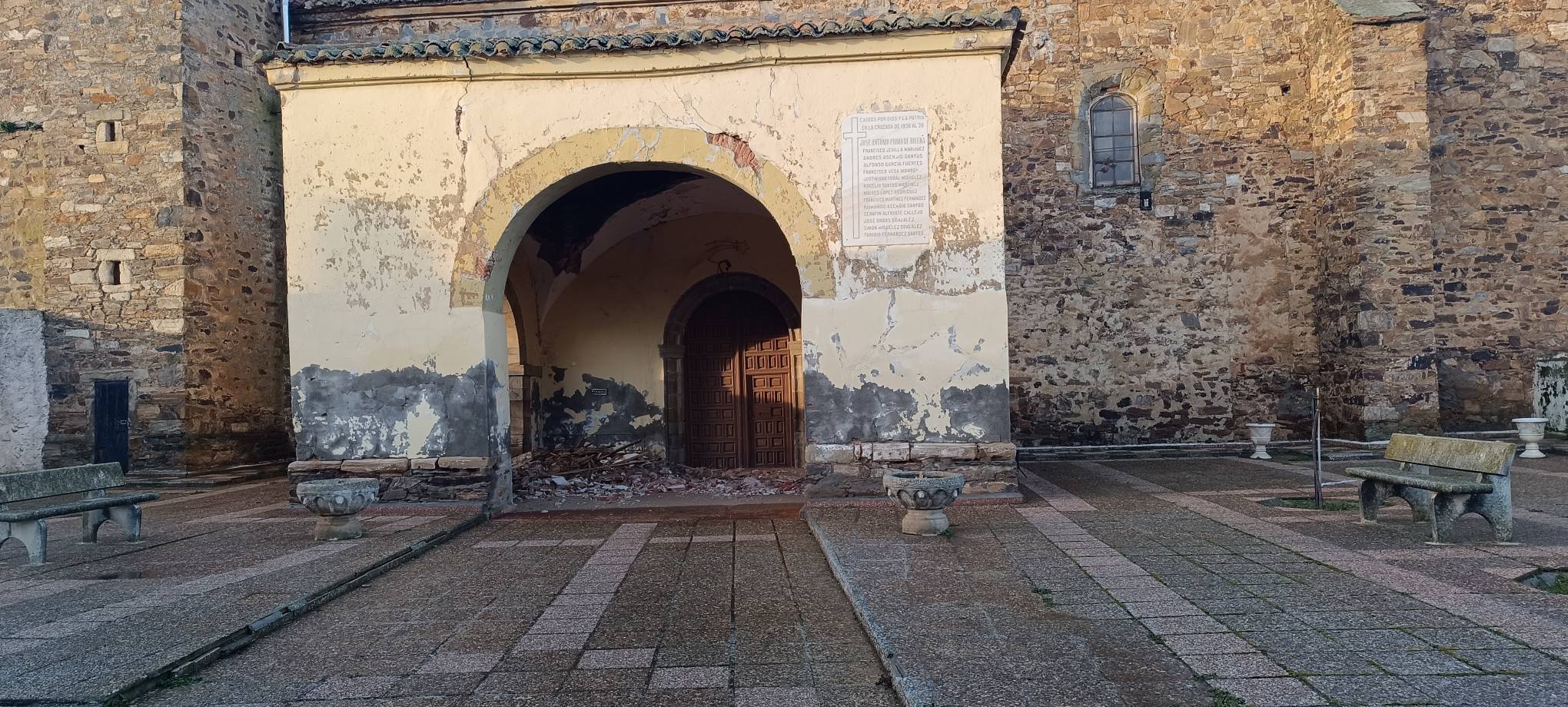 Vista de los escombros acumulados en el pórtico de la iglesia tras el derrumbe. | L.N.C.