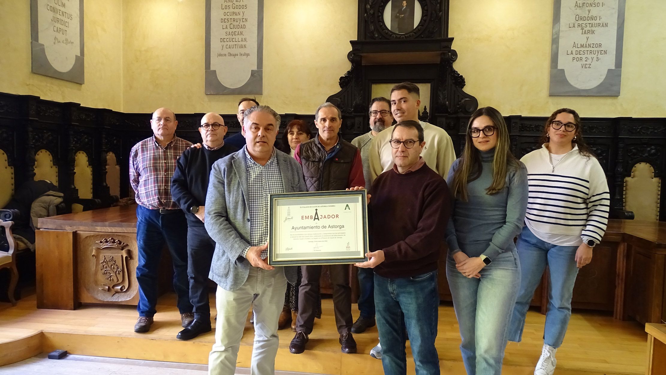 José Luis Nieto recibe de manos de Víctor Murias el reconocimiento al Ayuntamiento de 'Embajador del Palacio'. | L.N.C.