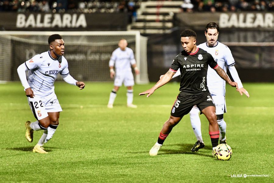 Lucas Ribeiro fue expulsado ante el Ceuta, encarándose con el árbitro tras ella, por la que ha recibido 2 partidos de sanción. LALIGA