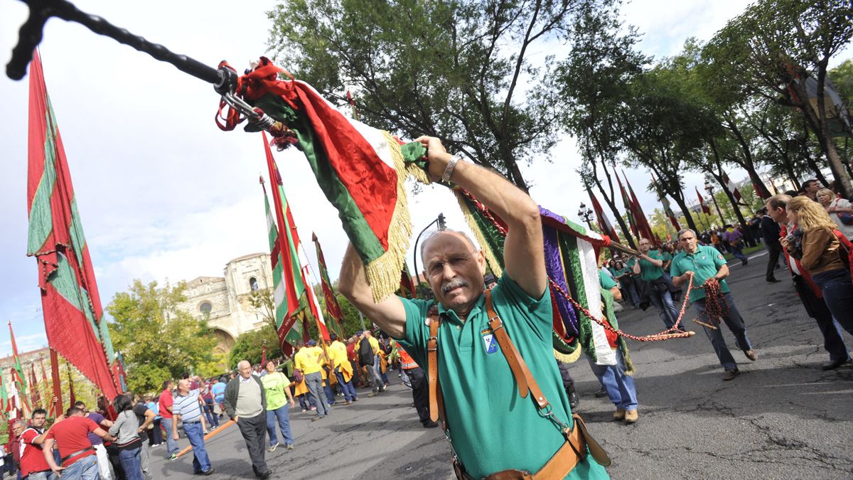 Imagen de archivo del desfile de pendones y pendonetas en San Froilán ante San Marcos.| DANIEL MARTÍN