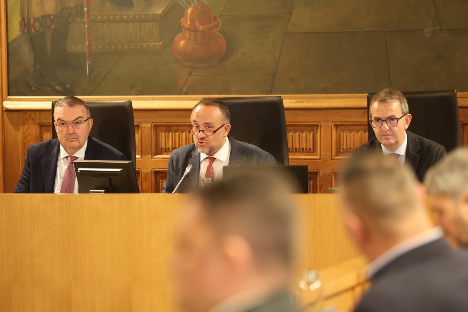 Miembros del equipo de gobierno de la Diputación de León en el pleno de este miércoles. | FERNANDO OTERO
