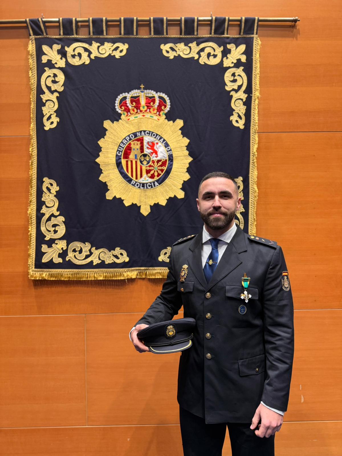 El agente de Policía Nacional Víctor Astorga Pablos, con la cruz al mérito policial. | L.N.C.