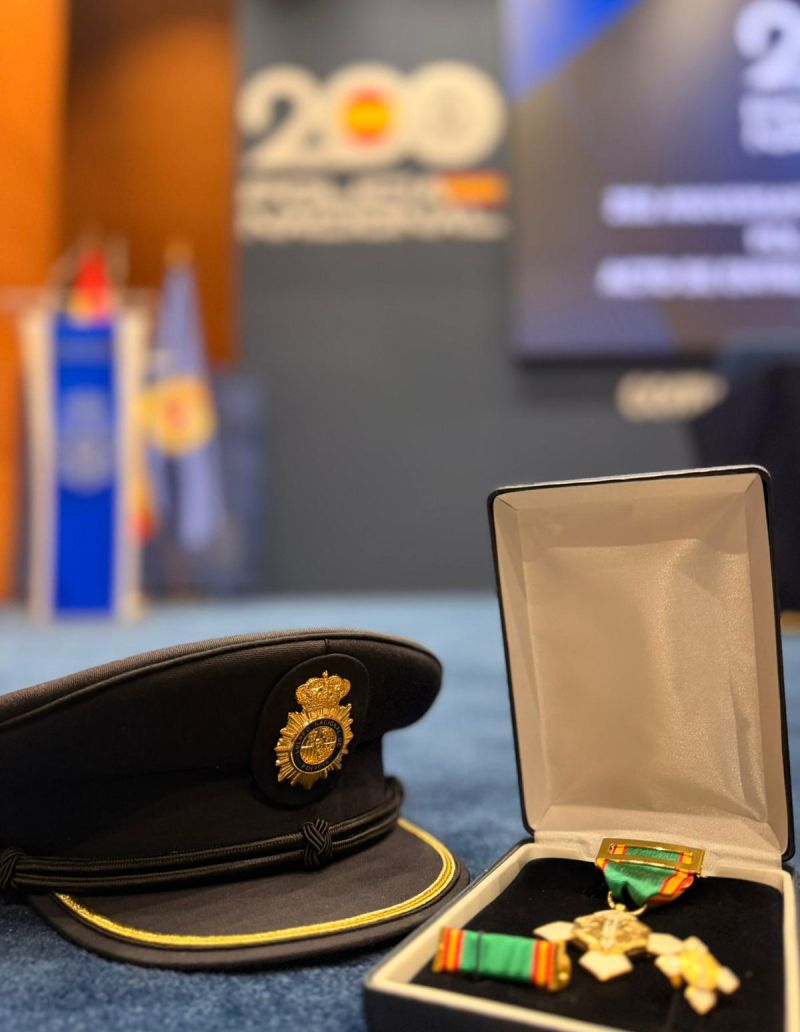 cruz blanca honor policía