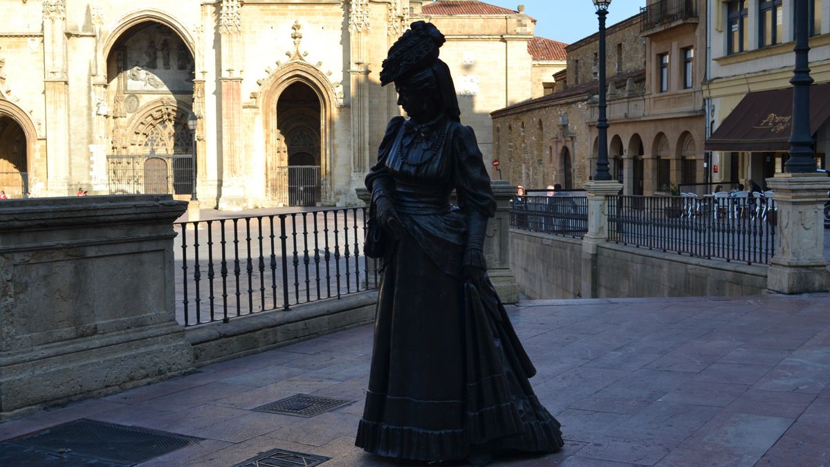 La escultura de La Regenta anuncia la llegada a ‘meta’ en este Camino, la Catedral de Oviedo.| J.A. CUÑARRO