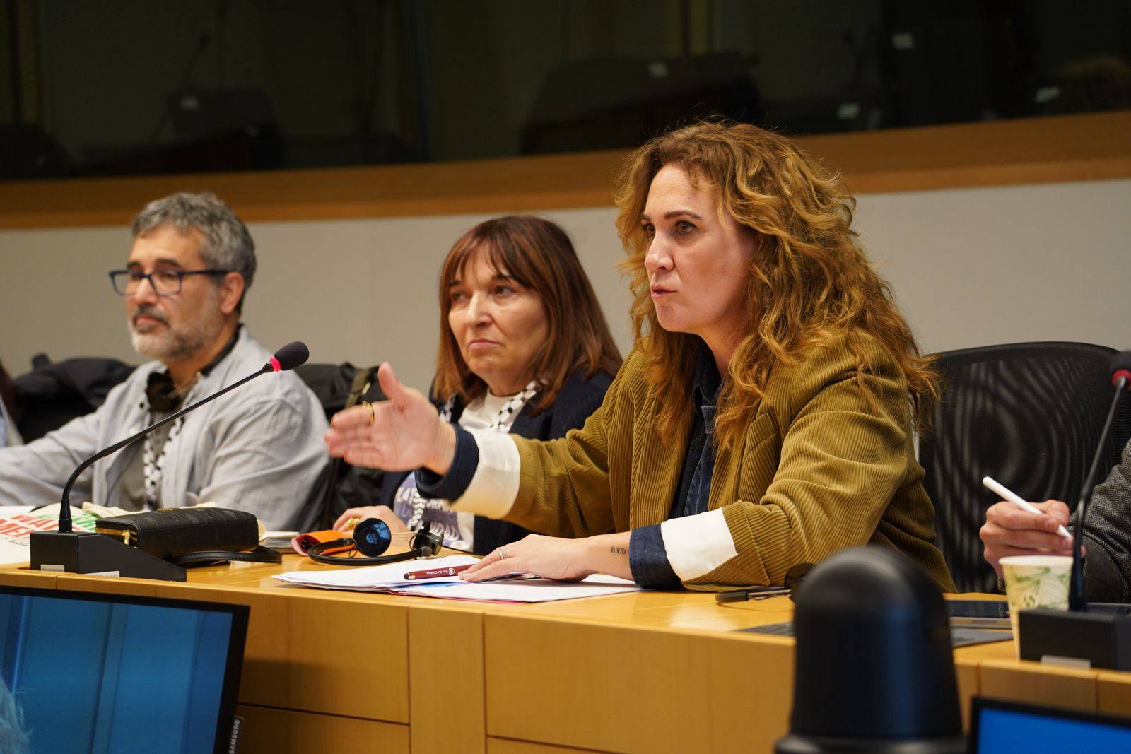 La portavoz de la plataforma, en el medio de la imagen, en una de las reuniones en Bruselas.