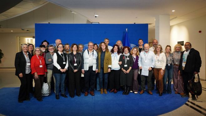 Foto de familia de la visita al Parlamento de la Plataforma.