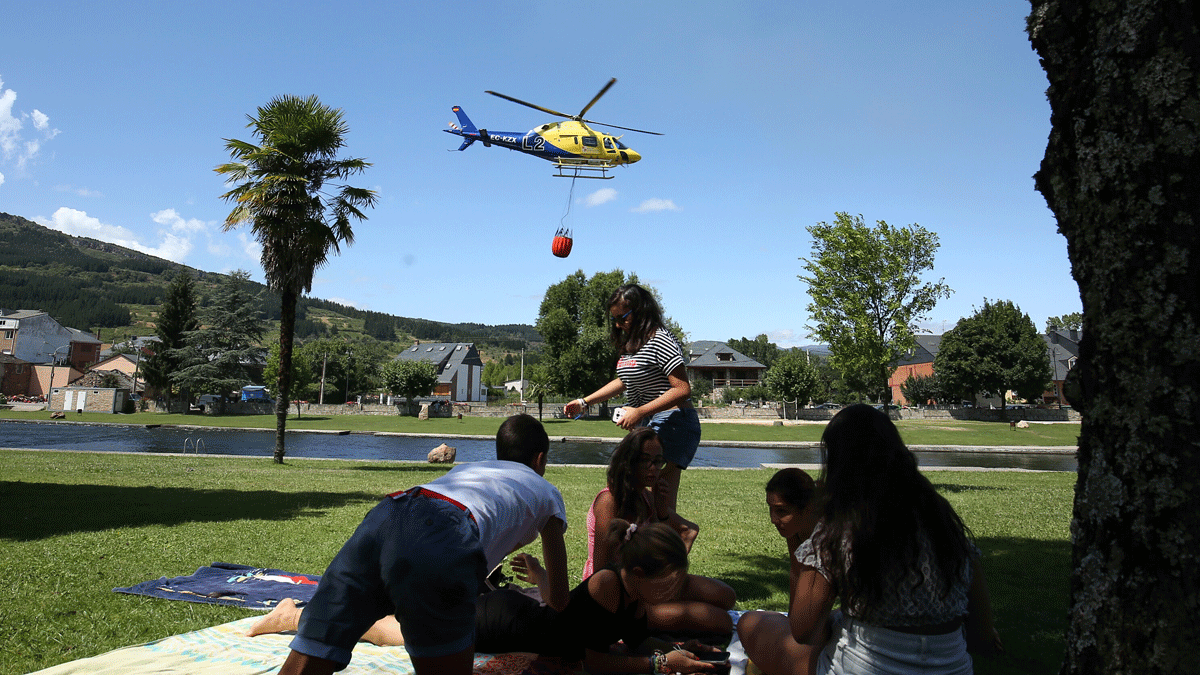 Helicóptero recoge agua en el municipio de Vega de Espinareda. | César Sánchez (Ical)