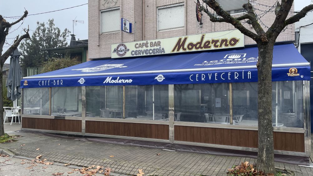 El Bar Moderno de Columbrianos sigue repartiendo suerte. | JAVIER FERNÁNDEZ