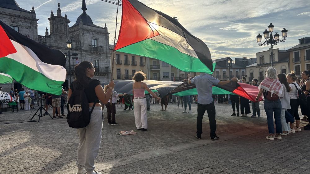 Concentración pro Palestina en la Plaza del Ayuntamiento de Ponferrada. | JAVIER FERNÁNDEZ