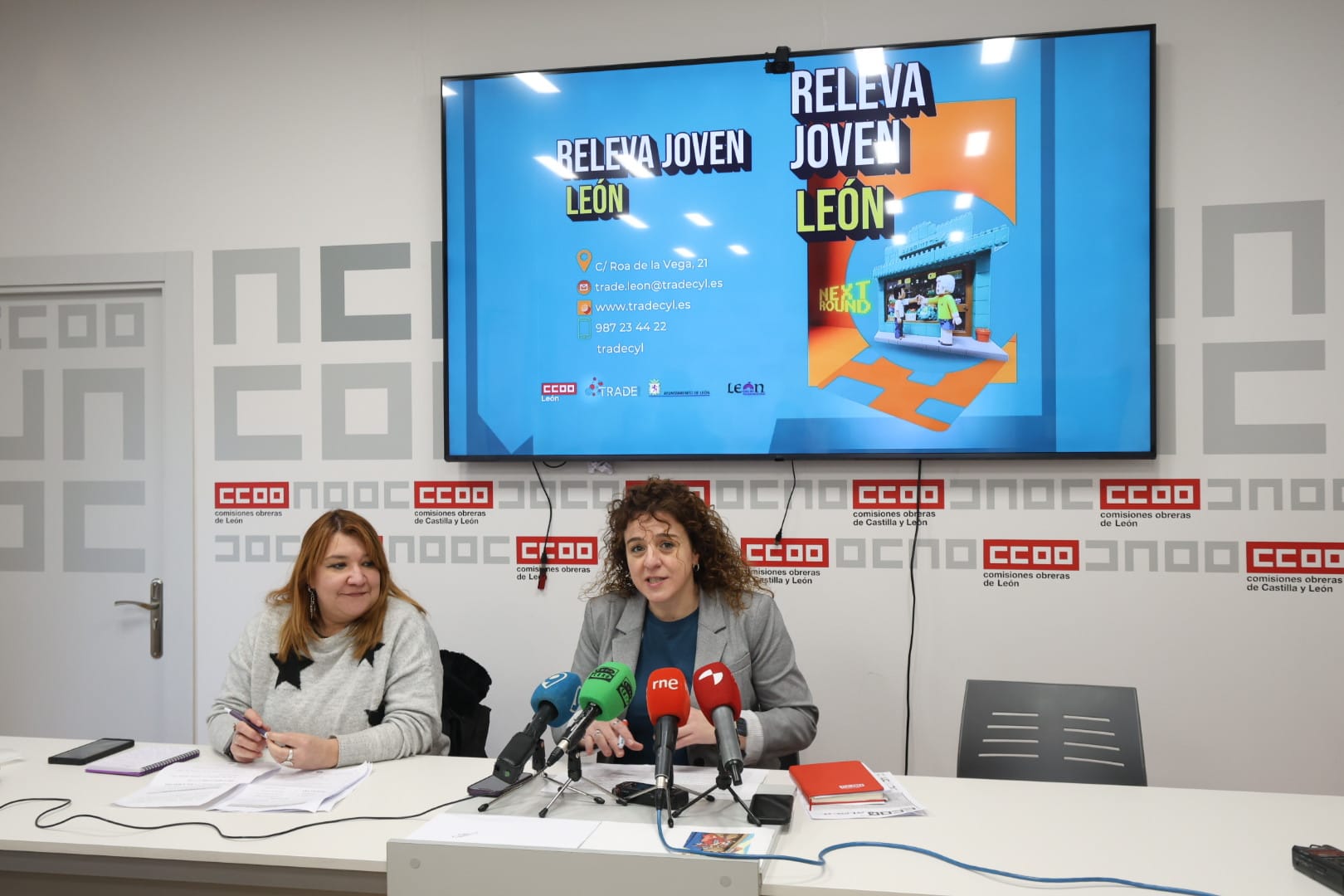 Maria Vallejo, secretaria general TRADECyL, y Elena Blasco, secretaria general CCOO León, en la presentación del programa Releva Joven. | F.OTERO 