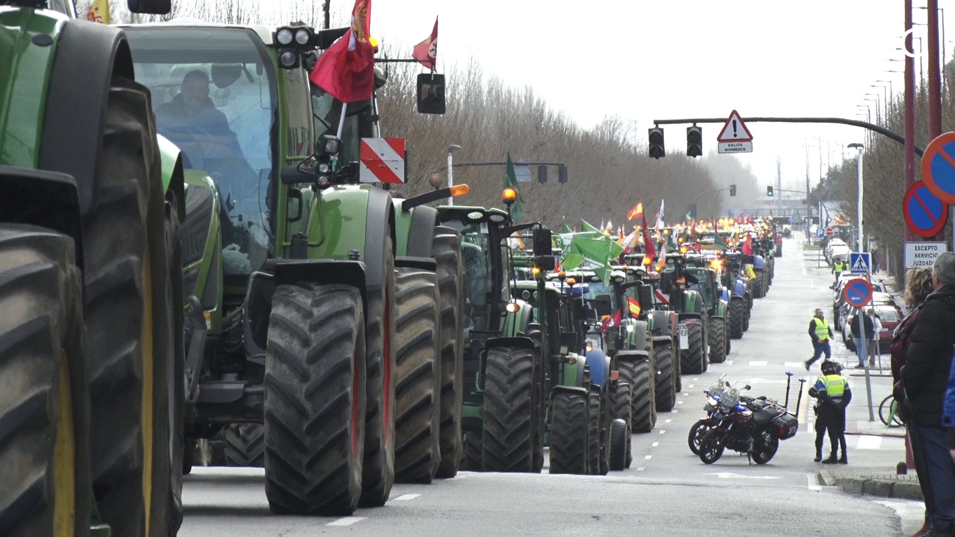 El campo alcanza la unidad de acción en sus demandas: 500 tractores invaden el centro de León | LAURA PASTORIZA