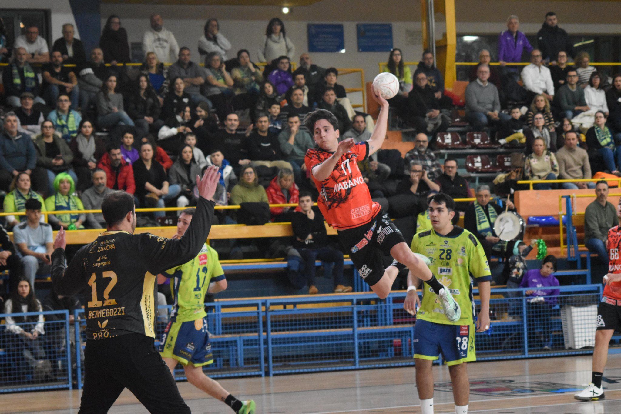 Zapico lanzando a portería durante el último amistoso del Ademar antes de volver a Asobal. RODRIGO GONZÁLEZ