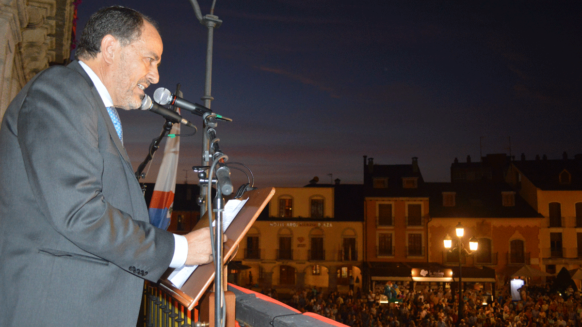 El bibliófilo Antonio Ovalle ofreció este domingo el pregón desde el balcón del Ayuntamiento de Ponferrada. | D.A.
