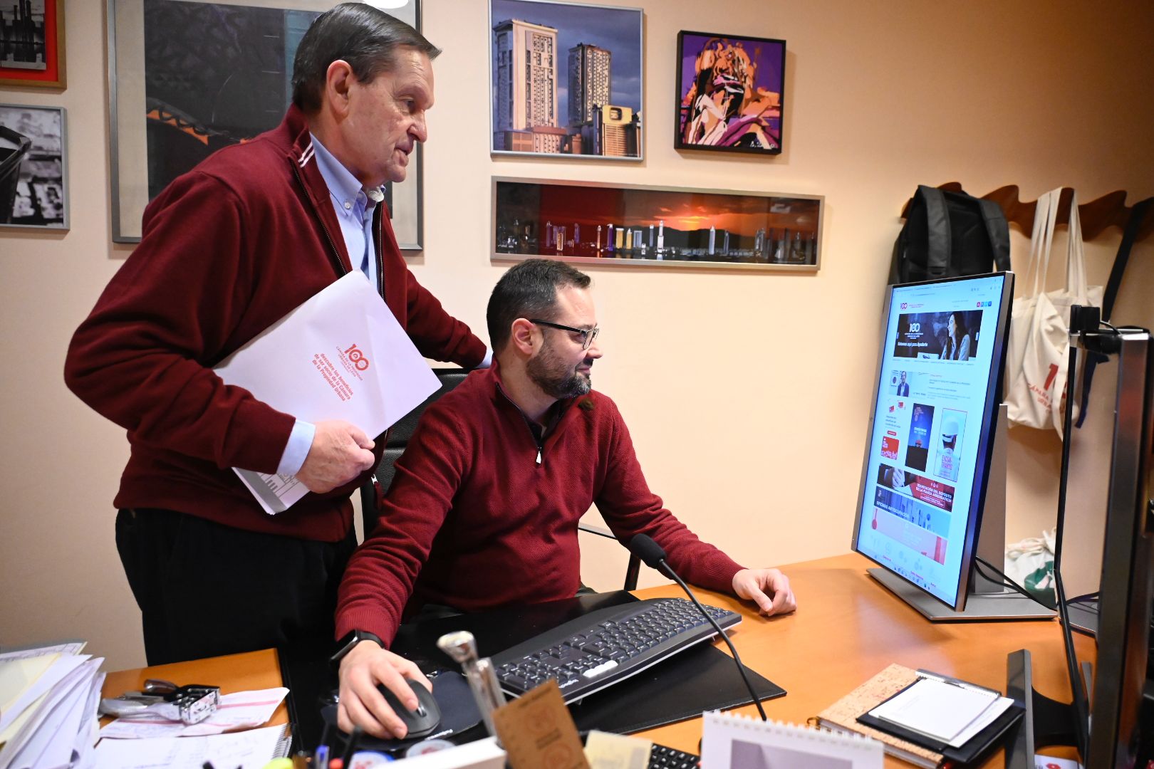 El presidente de la Cámara, Luis Ángel Valdés, y el arquitecto técnico Juan Ignacio Bodelón. SAÚL ARÉN