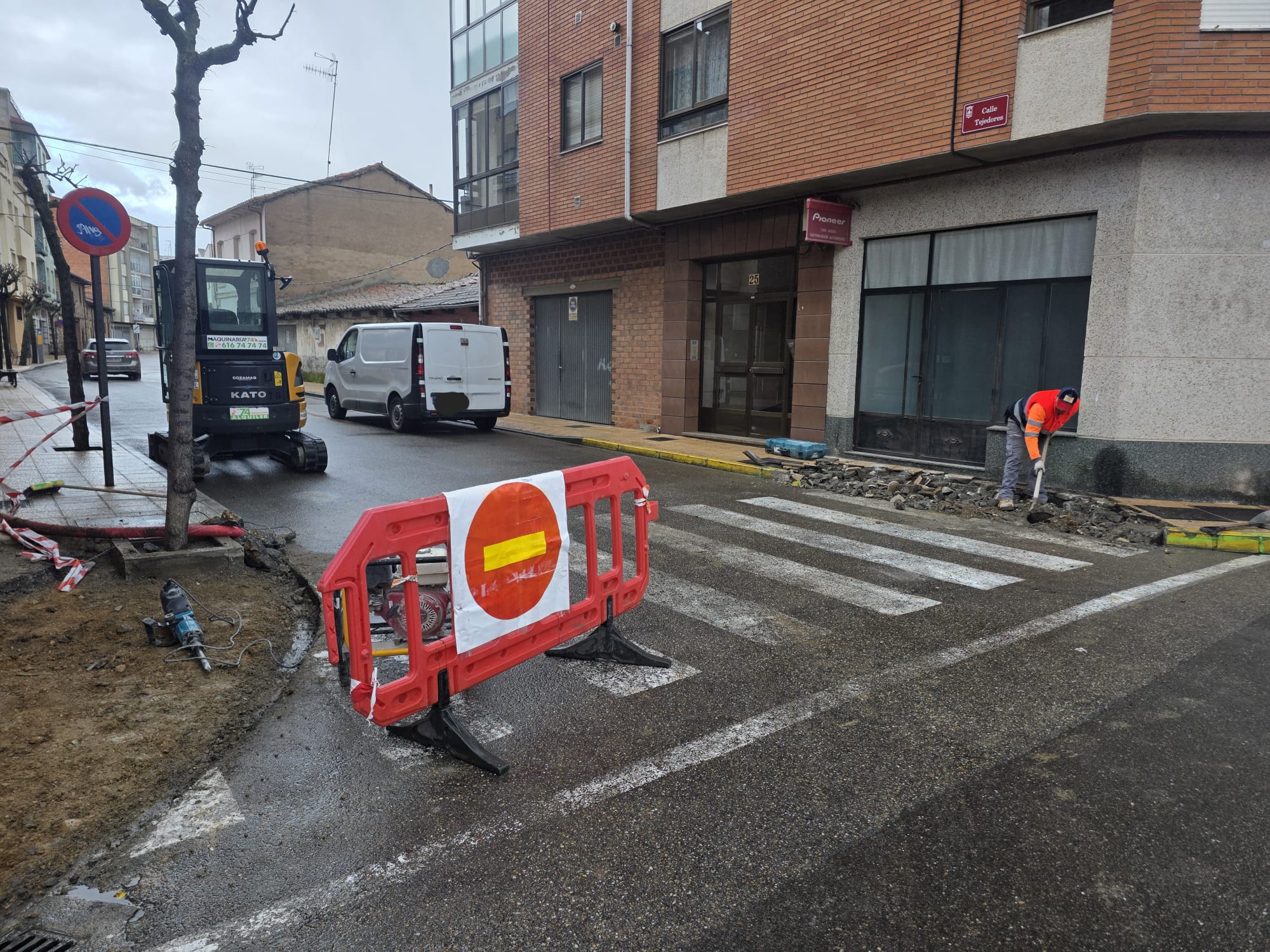 Obra que se está llevando a cabo en la calle Tejedores de La Bañeza. | L.N.C.