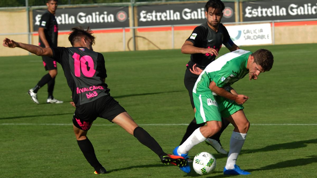 Juanto trata de robar un balón a un jugador del Somozas. | DANIEL ALEXANDRE (DIARIO DE FERROL)