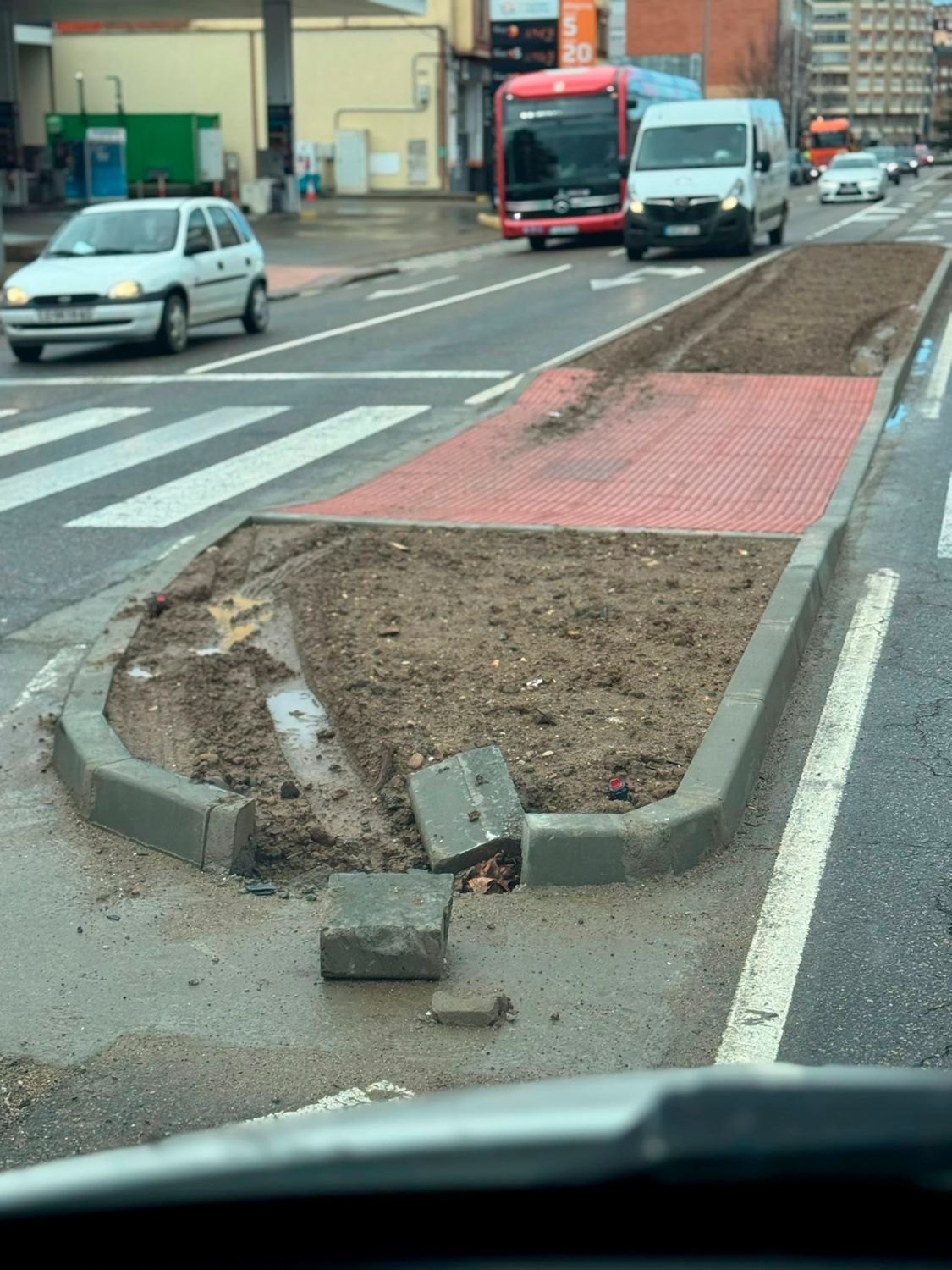 La mediana de la avenida Alcalde Miguel Castaño en Puente Castro, parcialmente dañada por el paso de vehículos, antes de que la hierba plantada haya crecido |A. PUENTE 