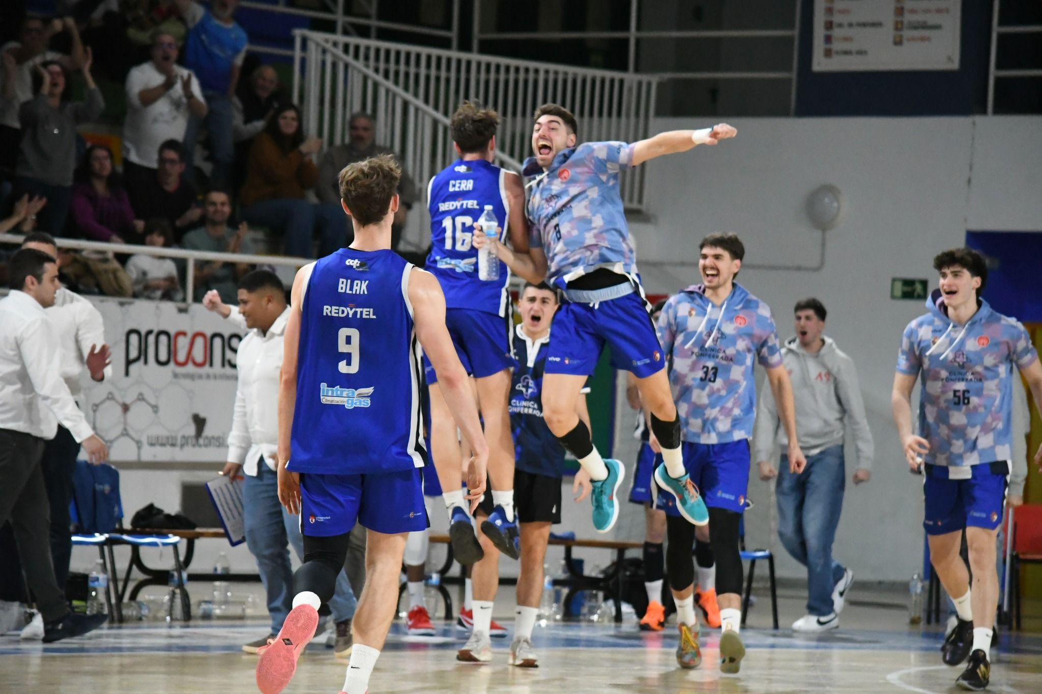 Uno de los momentos de celebración durante el último partido en el Lydia Valentín ante Córdoba. REDBLANQUIAZUL