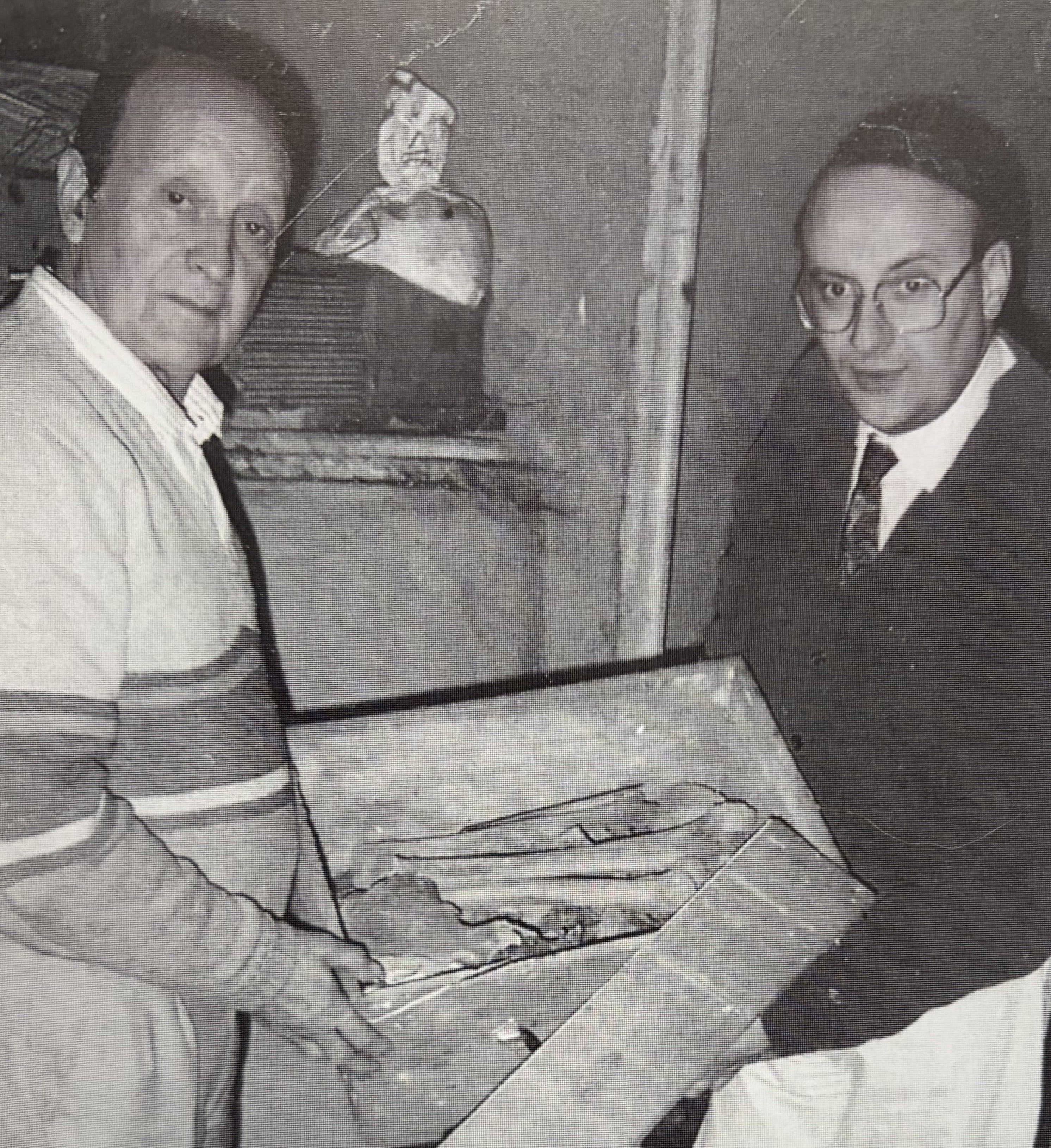 Alfonso Yáñez, a la izquierda, con el cajón de los restos óseos (1991)