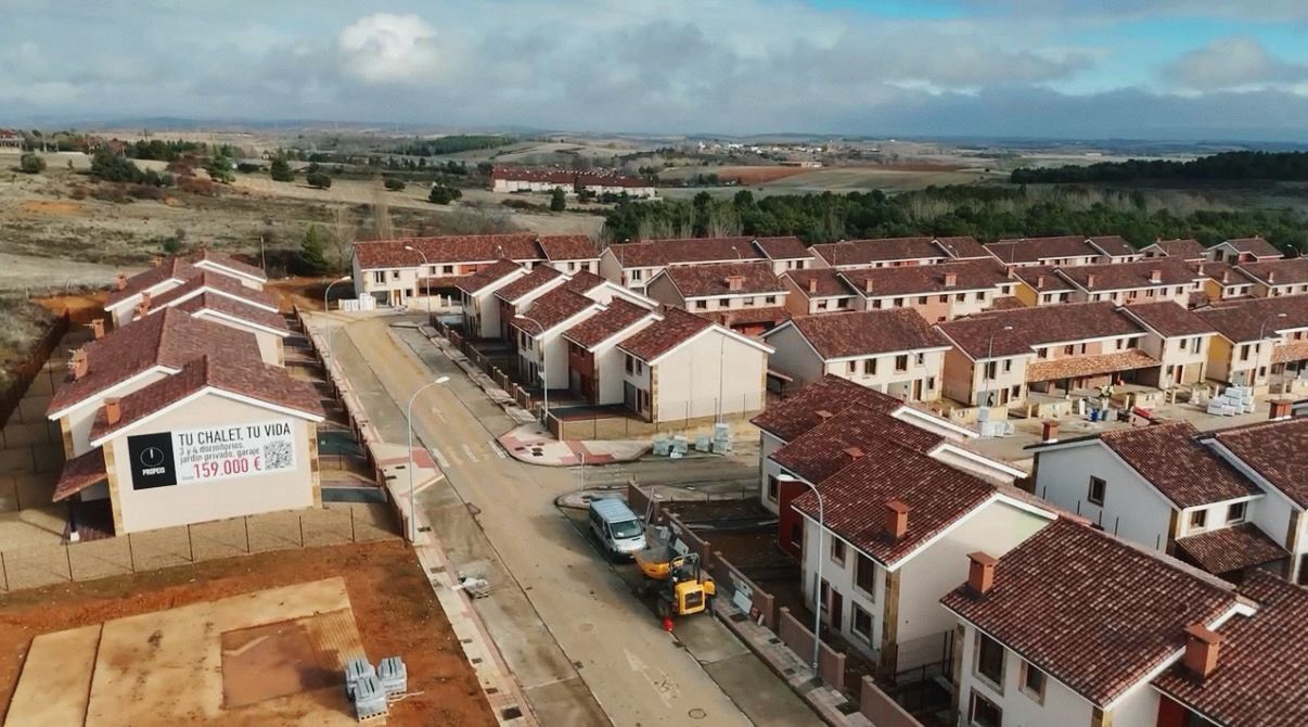 La urbanización ValdeLeón, en la fotografía aérea, combina precio, servicios y ubicación. |   PROPEIS