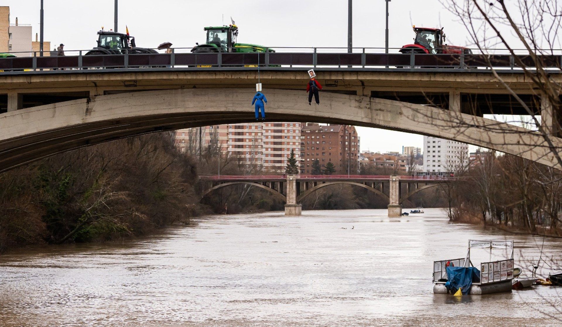Los bomberos buscan un cadáver en el Pisuerga que al final era un 'pelele' de la tractorada. | EUROPA PRESS
